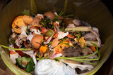 Fototapeta  - Śmieci mieszane w domowym śmietniku. Odpadki z jedzenia, pieluchy, skorupki jajek, woreczek po herbacie.