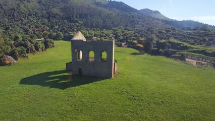 Casa en ruinas en medio del campo