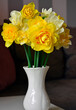 żółte narcyzy w wazonie (Narcissus), Wielkanoc, świąteczna ozdoba, wielkanocna dekoracja, wiosenne kwiaty	