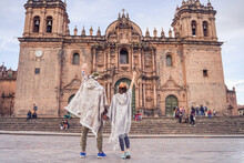 Pareja De Turistas En La Plaza Principal De Cuzco
