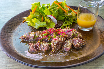 Wall Mural - tataki de kangourou et salade en entrée 