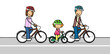 Kind fährt mit Eltern Fahrrad auf Fahrradstreifen von Straße