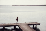 Fototapeta Fototapety pomosty - zamyślona postać - stary pomost - jezioro Śniardwy - Mazury - dziewczyna - depresja - smutek - zamyślenie