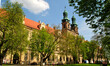 Zdjęcie architektury przedstawiające fasadę klasztoru z dwiema wieżami w Lubiążu