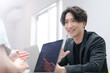 © kapinon - 仕事の提案をするハンサムな男性