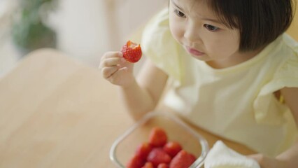 Wall Mural - いちごを食べる4歳の子供（育児・子育て・食育・健康・栄養）