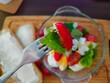 Sałatka wiosenna: sałata, liście, pokrzywa, pomidory i jajka