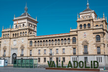 Palabra Con El Nombre De La Ciudad Valladolid Y Edificio De La Academia De Caballería De Fondo, España