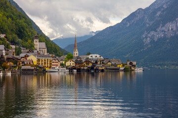 Canvas Print - Hallstatt village on Hallstatter lake in Austrian Alps