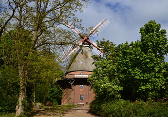 Sticker - Historische Windmühle im Frühling im Dorf Eystrup, Niedersachsen