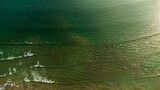 Fototapeta Fototapety z morzem do Twojej sypialni - Surferzy w oceanie z deskami, widok z drona.