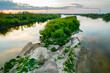 Wisła, największa polska rzeka. Widok z drona w okolicach Warszawy. Piękna rzeka i dzikie brzegi są wielką atrakcją i siedliskiem wielu gatunków zwierząt.