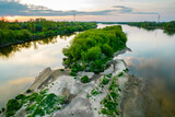 Fototapeta Fototapety na ścianę - Wisła, największa polska rzeka. Widok z drona w okolicach Warszawy. Piękna rzeka i dzikie brzegi są wielką atrakcją i siedliskiem wielu gatunków zwierząt.