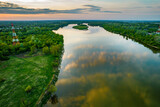 Fototapeta Na ścianę - Wisła, największa polska rzeka. Widok z drona w okolicach Warszawy. Piękna rzeka i dzikie brzegi są wielką atrakcją i siedliskiem wielu gatunków zwierząt.