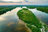 Fototapeta Na ścianę - Wisła, największa polska rzeka. Widok z drona w okolicach Warszawy. Piękna rzeka i dzikie brzegi są wielką atrakcją i siedliskiem wielu gatunków zwierząt.