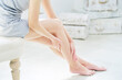 © siro46 - 女性　フットケア　リビング　顔無し