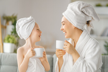 Poster - Mother and daughter after a bath