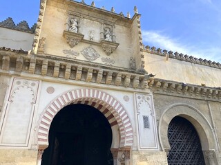 Wall Mural - dans les rues de Cordoue et dans les maisons avec cour intérieure et patio typiquement andalouse et patios, Andalousie Espagne