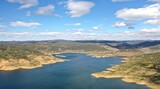 Fototapeta Perspektywa 3d - survol d'une retenue d'eau, barrage hydroélectrique en Andalousie dans le sud de l'Espagne