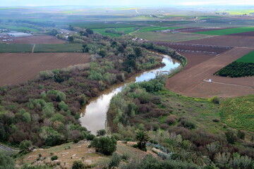 Canvas Print - survol du Guadalquivir et de terres agricoles et d'une retenue d'eau, barrage hydroélectrique en Andalousie dans le sud de l'Espagne	