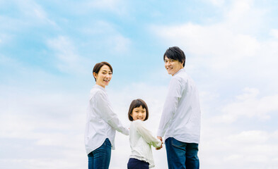 Poster - 青空を背景に並ぶ家族　ファミリー　親子　子育て