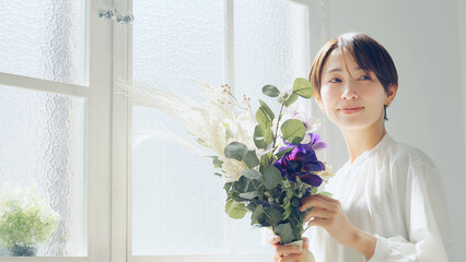 Poster - 花束を持つ女性　美容イメージ　フラワーアレンジメント　フラワーコーディネーター