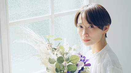 Poster - 花束を持つ女性　美容イメージ　フラワーアレンジメント　フラワーコーディネーター