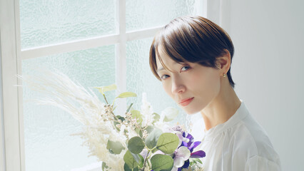 Poster - 花束を持つ女性　美容イメージ　フラワーアレンジメント　フラワーコーディネーター