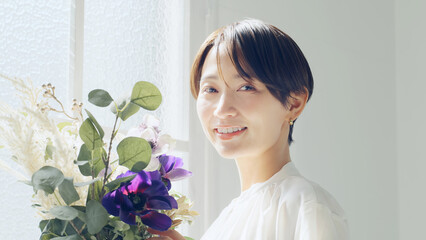 Poster - 花束を持つ女性　美容イメージ　フラワーアレンジメント　フラワーコーディネーター
