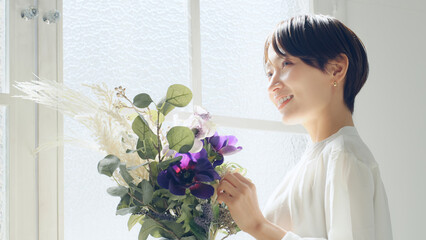 Poster - 花束を持つ女性　美容イメージ　フラワーアレンジメント　フラワーコーディネーター