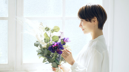Poster - 花束を持つ女性　美容イメージ　フラワーアレンジメント　フラワーコーディネーター