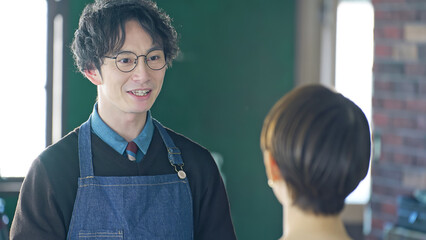 Poster - 接客するエプロンをつけた男性