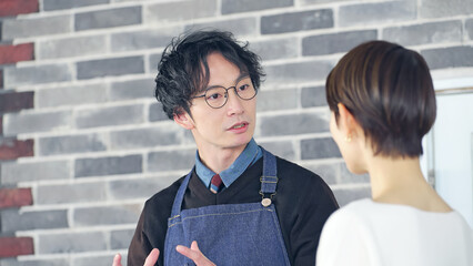 Poster - 接客するエプロンをつけた男性