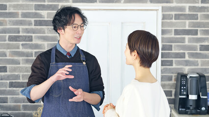 Poster - 接客するエプロンをつけた男性