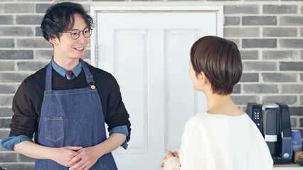 Poster - 接客するエプロンをつけた男性
