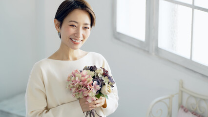 Poster - 花束を持った女性　美容イメージ