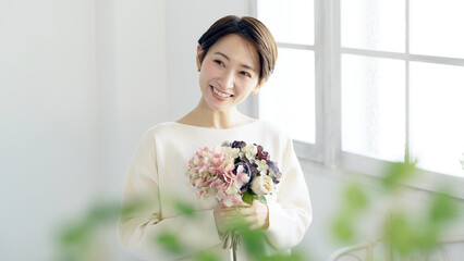 Poster - 花束を持った女性　美容イメージ