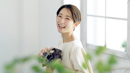 Poster - 花束を持った女性　美容イメージ