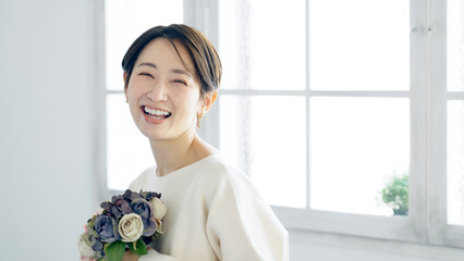 Poster - 花束を持った女性　美容イメージ