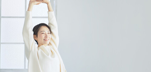 Poster - リラックスする女性　ボディケア　健康