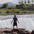 Chłopak podziwiający Wodospad Niagara w Czarnogórze