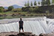 Chłopak stojący tyłem na tle wodospadu Niagara w Czarnogórze