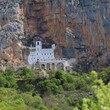 Klasztor zbudowany we wnęce skalnej w Czarnogórze