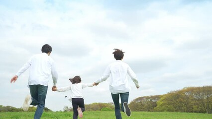 Poster - 手を繋いで草原を走る親子　ファミリー　子育て　自然環境