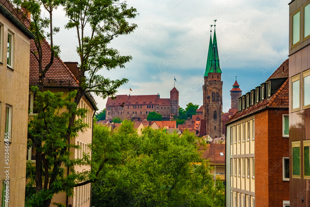 The Imperial castle (Kaiserburg) with Heathens' Tower (Heidenturm) and Sinwell Tower (Sinwellturm) on the ridge in Nuremberg. In front are the two towers of the St. Sebaldus Church (Sebalduskirche).