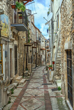 Characteristic Alley Of The Town Of Vico Del Gargano. The Ancient Stone Houses With The Stairways To Access And The Cobbled Street. Vico Del Gargano, Foggia Province, Puglia, Italy, Europe