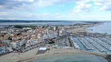 Survol Du Port De Palavas-les-Flots Près De Montpellier Au Bord De La Mer Méditerranée Dans Le Sud De La France	
