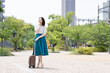 © hikari_stock - 一人旅の女性がスーツケースを持って考え事をしている