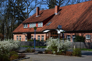 Sticker - Historisches Bauwerk im Frühling im Dorf Müden am Fluss Oertze, Niedersachsen