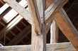 Drewniana konstrukcja ze starych drewnianych beli. 